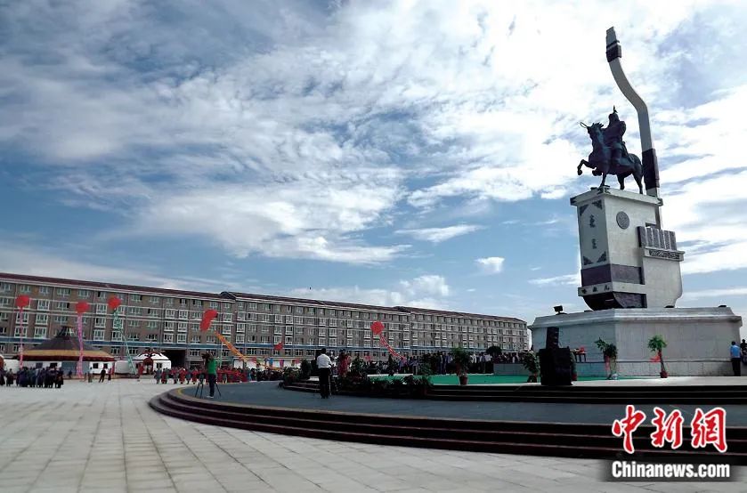 图为四子王旗哈撒尔广场.