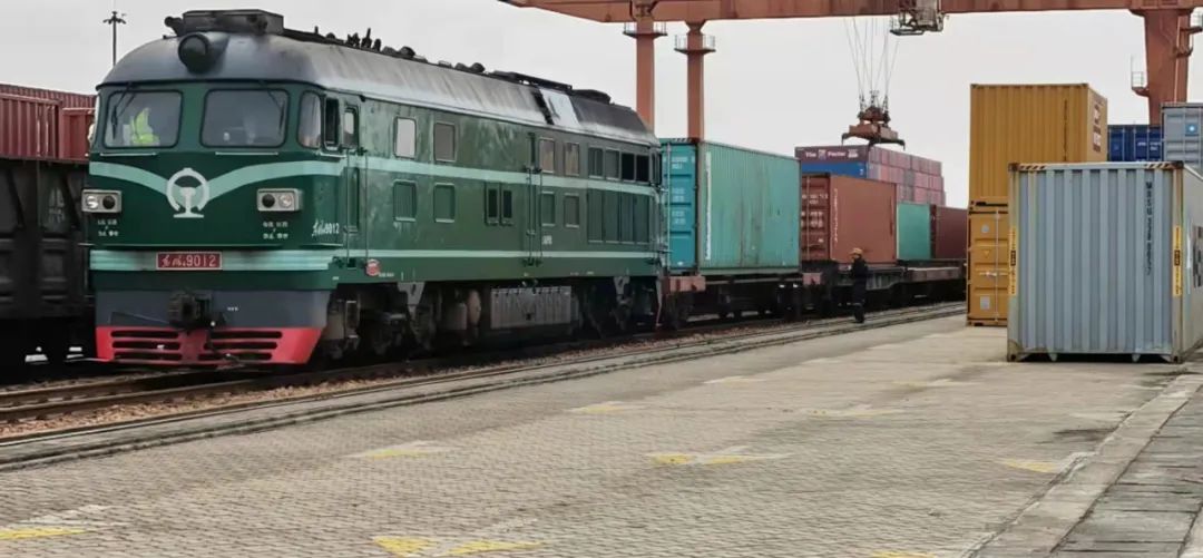 图为上海芦潮港站正在进行调车作业。（上海铁路局供图）