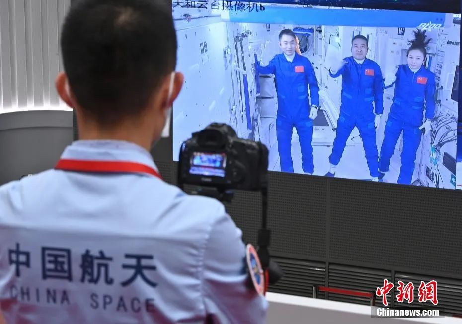 图为北京航天飞行控制中心屏幕显示航天员乘组报告进入天和核心舱的画面。中新社记者 侯宇 摄