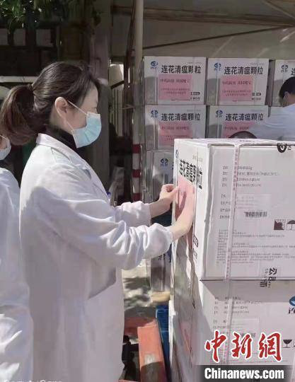 不少上海民众收到社区发放的连花清瘟胶囊。图片来源：中新网