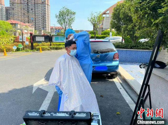 "00后"理发师韩瑞鹏在给小区居民免费剪头发 受访者 供图