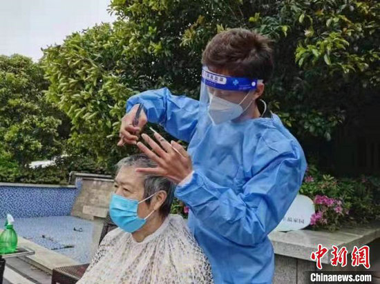 "00后"理发师韩瑞鹏在给小区居民免费剪头发 受访者 供图