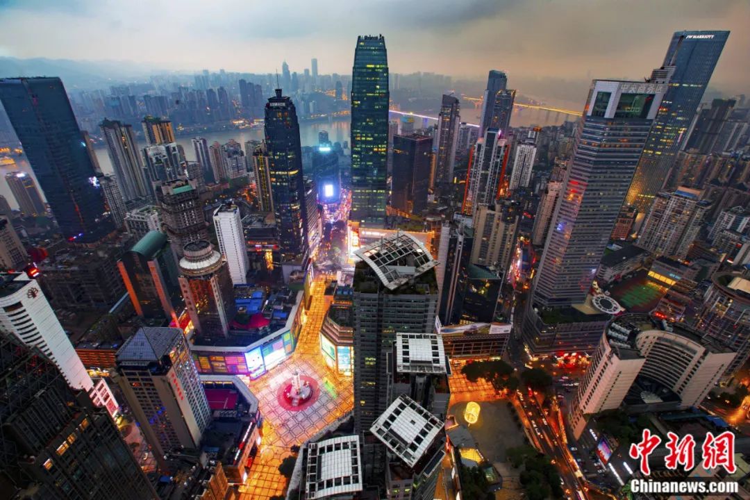 重庆解放碑高楼林立&nbsp; 李相博&nbsp; 摄