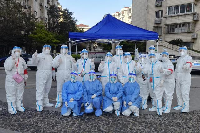 4月4日,刘先生所在小区的志愿者们合影.受访者供图