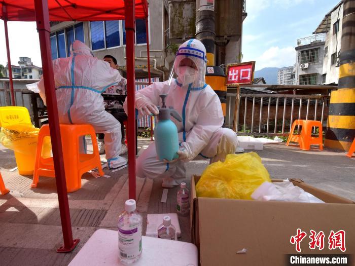 区域核酸检测现场。周思颖 摄