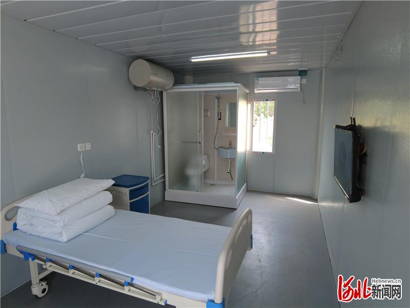 隔离房间内,床,柜子,电视,宽带,空调,整体卫浴等生活设施一应俱全.