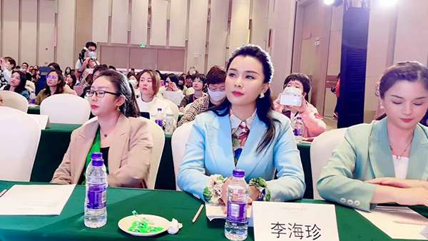 (创始人李海珍女士在美博会)在浩如烟海的直播大军中,朵拉朵尚之所以