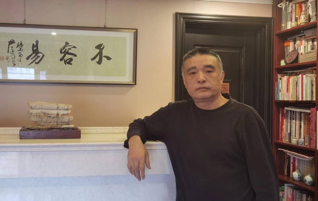 侯军在书房（本人供图）