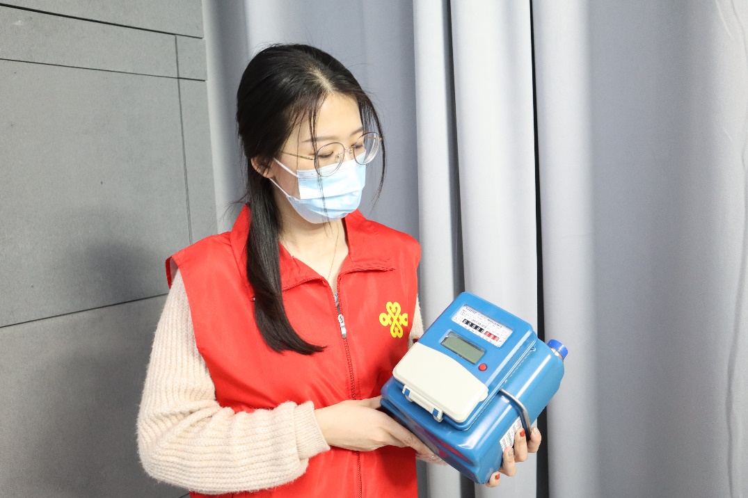 工作人员介绍中国联通雁飞燃气报警器产品