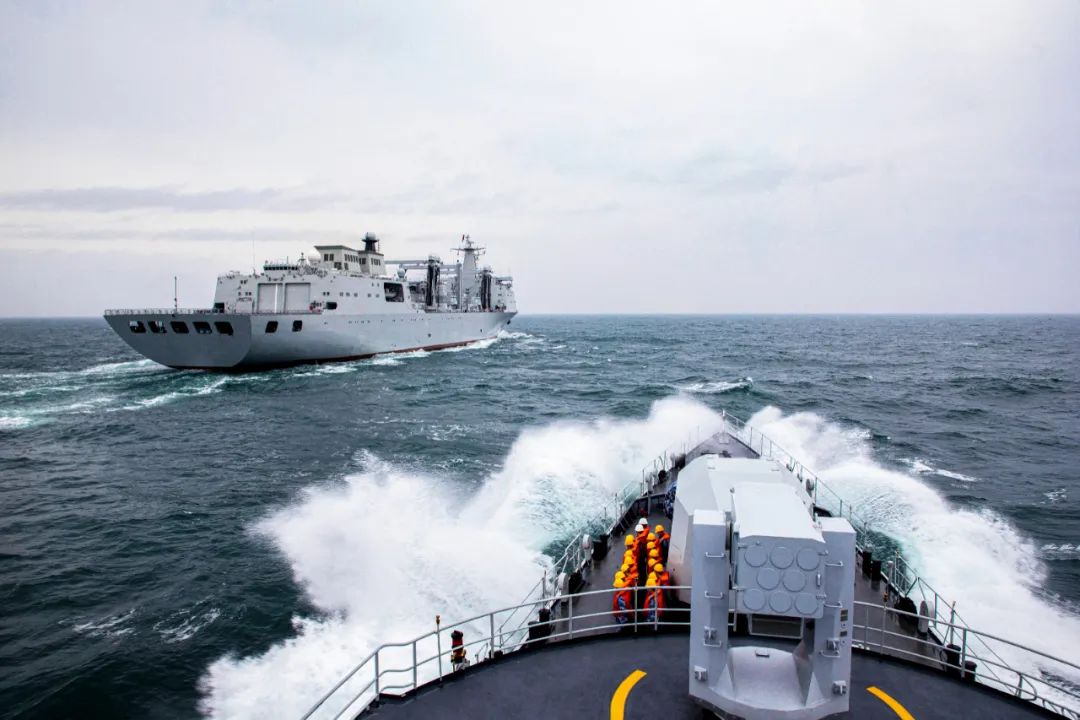 战舰破浪搏击风雨舰艇编队开展跨昼夜多科目实战化训练