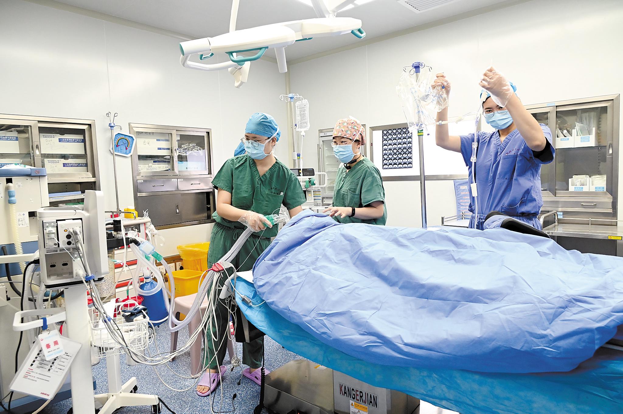 图为河北医科大学第二医院日间手术室内,医护人员正在有条不紊地为