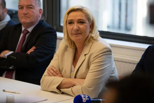 法国巴黎,极右翼政党"国民联盟"候选人玛丽娜·勒庞举行新闻发布会