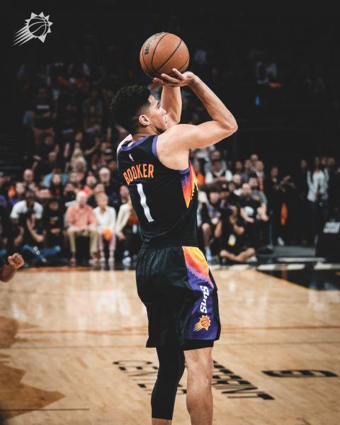 布克全场19投8中 三分8投4中得到25分4篮板8助攻1抢断|布克_新浪财经