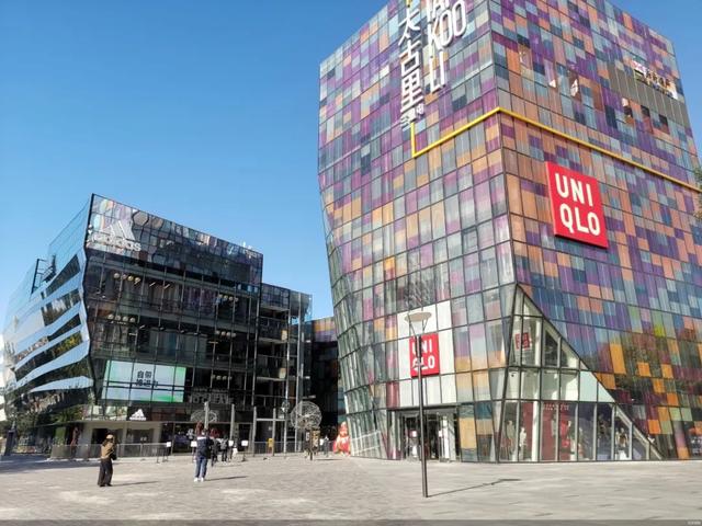 位于三里屯太古里南区,工体北路主力旗舰店adidas阿迪达斯和gentle