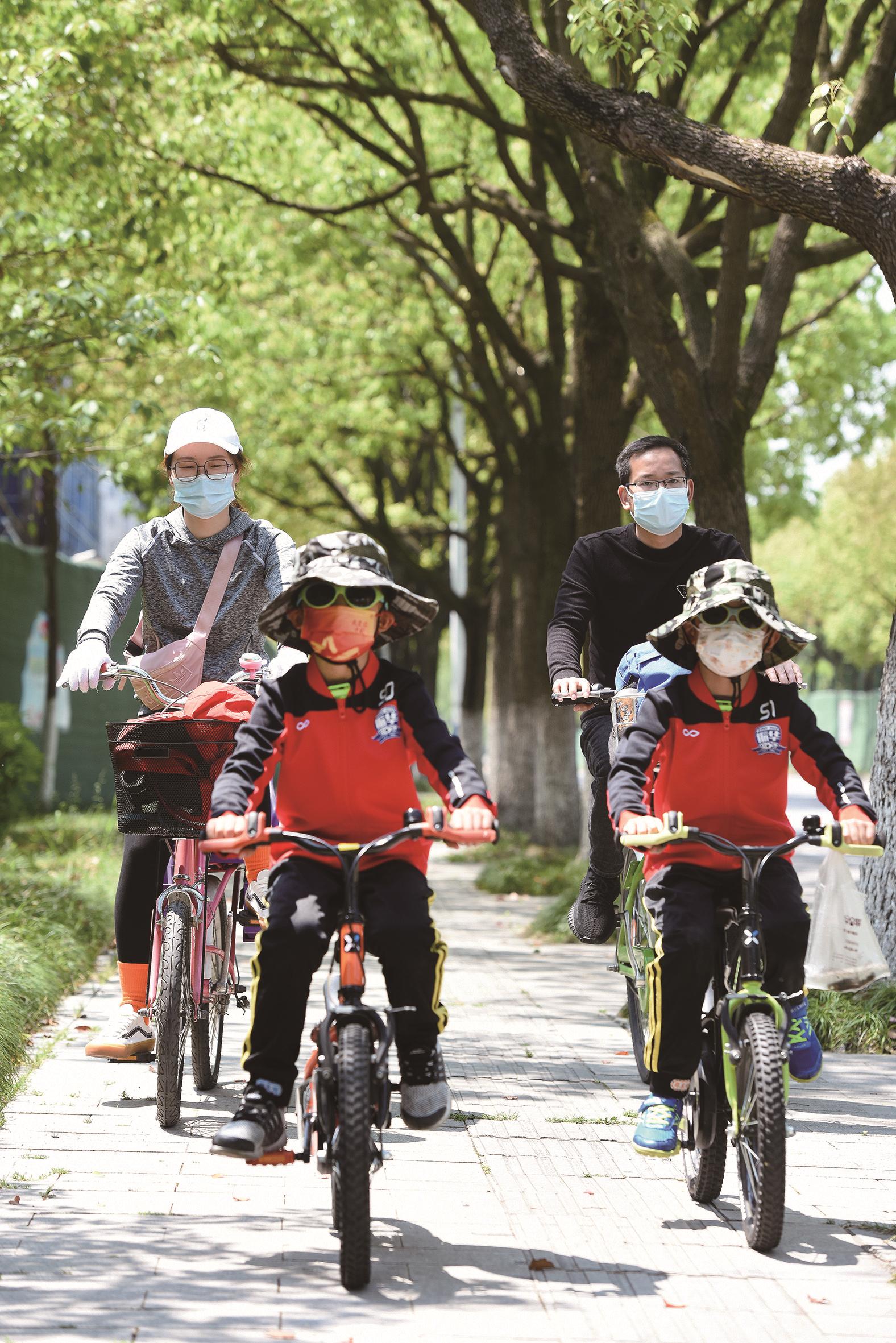 亲子骑行乐享春光