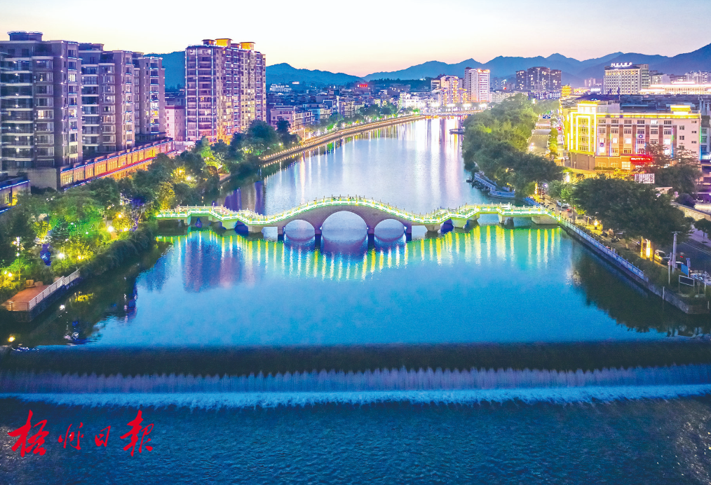 蒙山县湄江两岸夜景 黄胜林 摄