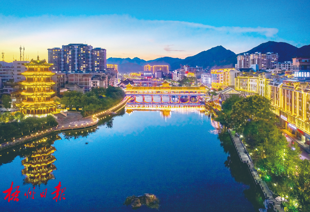 蒙山县长寿风雨桥和岸边夜景 黄胜林 摄