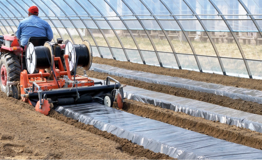 使用起垄覆膜一体机开展耕整地作业