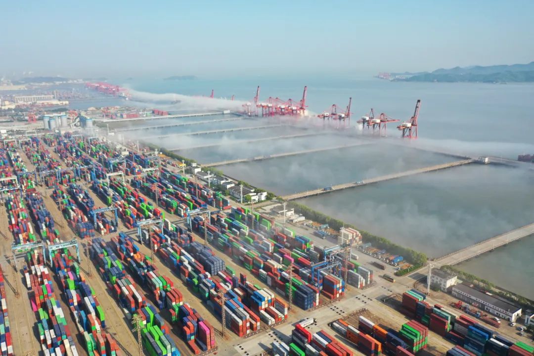 4月11日,宁波舟山港北仑港区集装箱码头作业场景.(宁波舟山港供图)