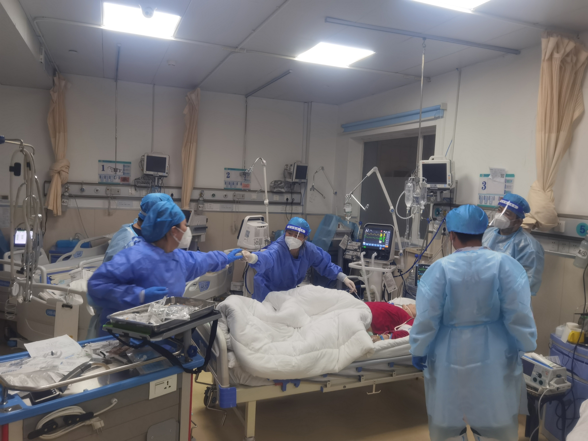 中心院区外科综合缓冲病区医护抢救患者