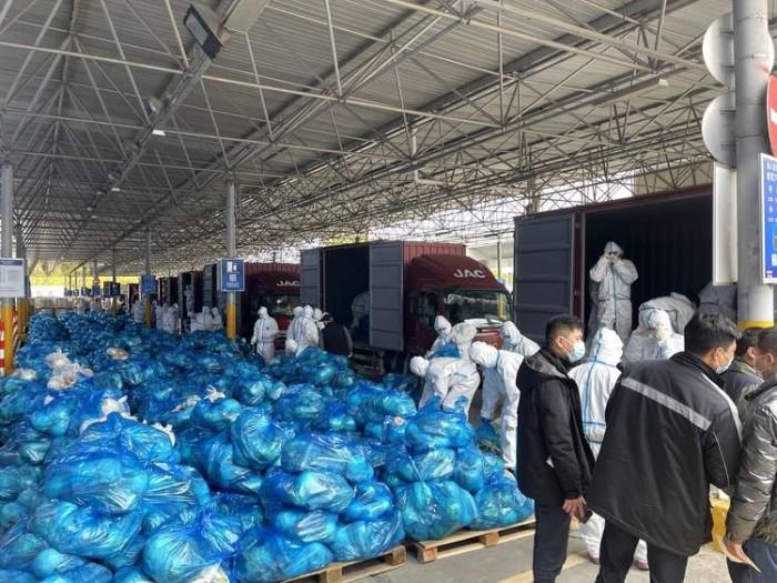 (图:麦德龙员工打包装车保供物资)