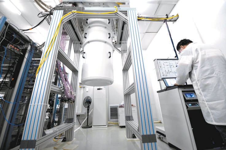 北京量子信息科学研究院超导量子计算实验室内,研究员正在进行科研