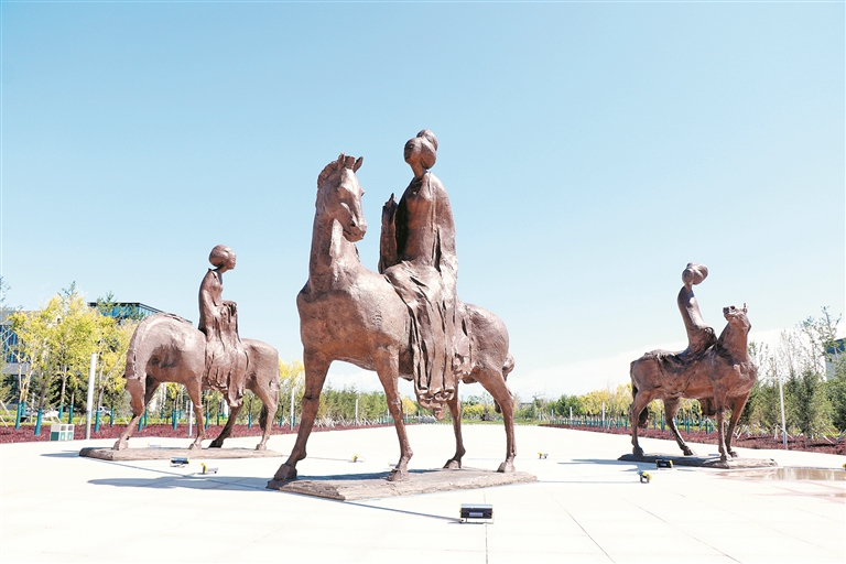 图②可克达拉市创作城市雕塑《丝路花香》（摄于2021年6月9日）。杨俊钦 摄