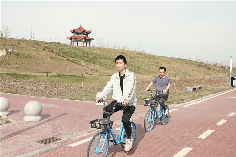 四师可克达拉市居民骑共享单车出行（摄于4月4日）。杨俊钦 摄