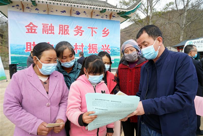 4月16日,农行宕昌县支行负责人为理川镇绿园村群众宣传讲解金融知识.