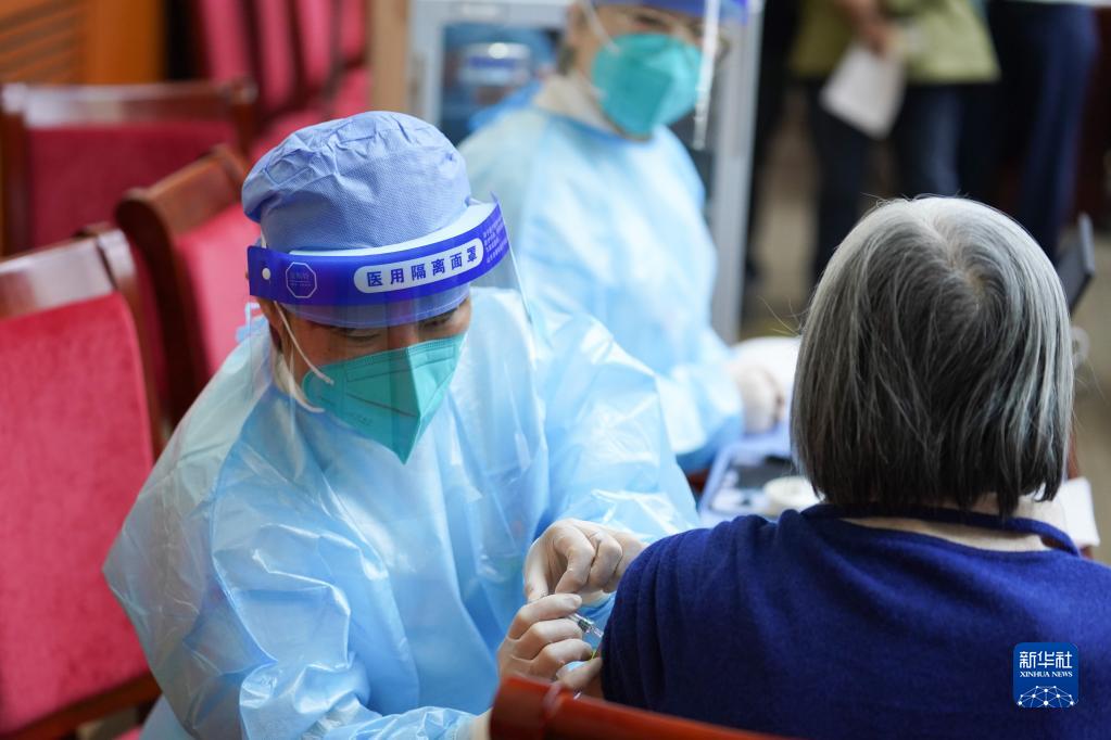 4月18日，医护人员在北京市东城区为老年人接种新冠疫苗。新华社记者鞠焕宗摄