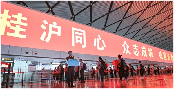 南宁机场利用候机楼安检候检区、登机口等区域的led大屏滚动播放抗疫标语 杨家辉/摄