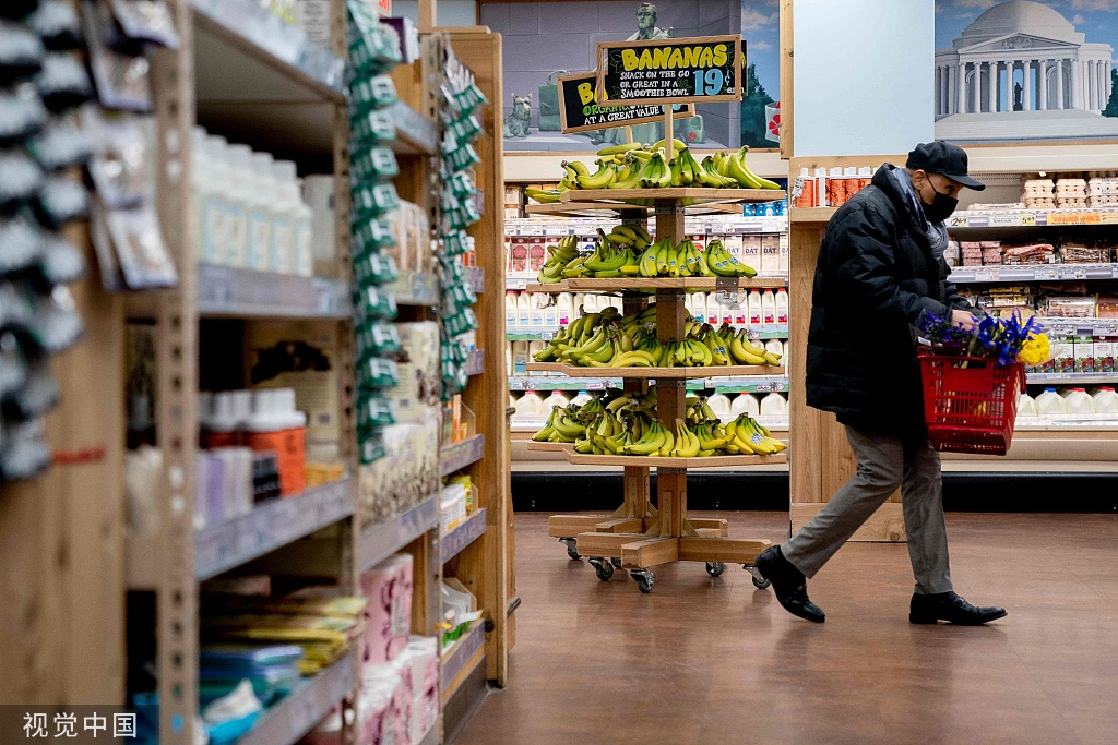 美国华盛顿哥伦比亚特区,民众在一家杂货店购物.(资料图)