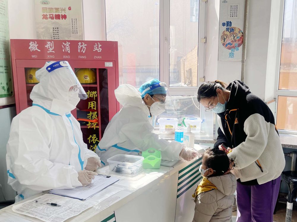 家长带孩子前往哈尔滨儿童医院就诊。（受访单位供图）