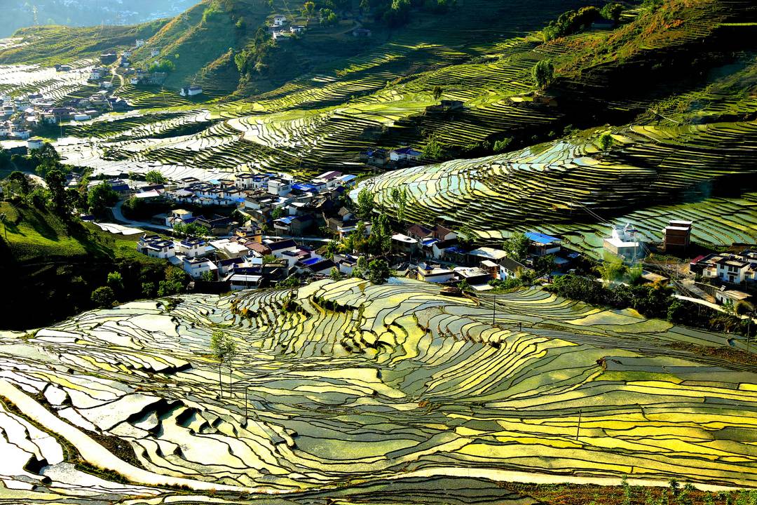 4月15日,甘洛县普昌镇哈莫村的梯田.吉孜哈土摄