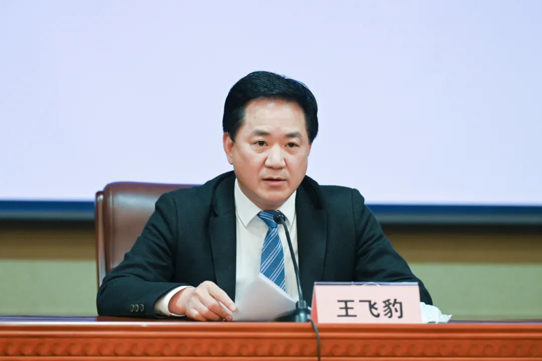 会上,金华市卫生健康委党委副书记王飞豹通报疫情相关情况