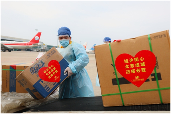 机场装卸保障人员对医疗队物资粘贴爱心贴并快速装机 陆巧玲/摄