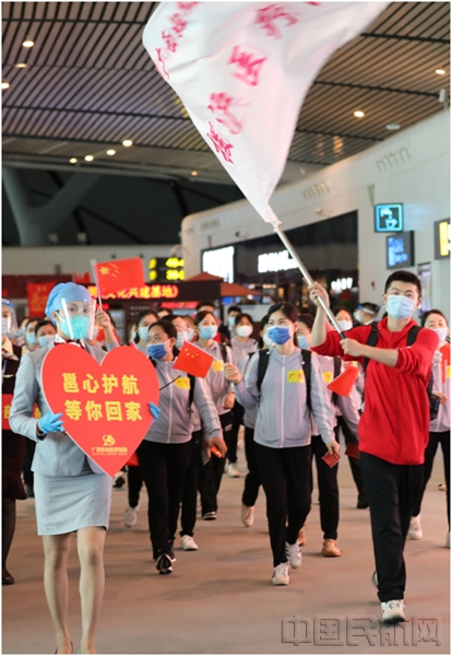 机场工作人员引导队员前往登机口 滕济斌/摄