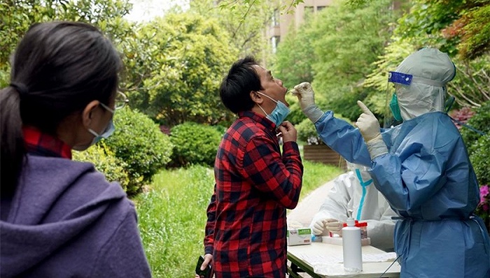 上海居民在接受核酸检测采样。图片来源：新华社