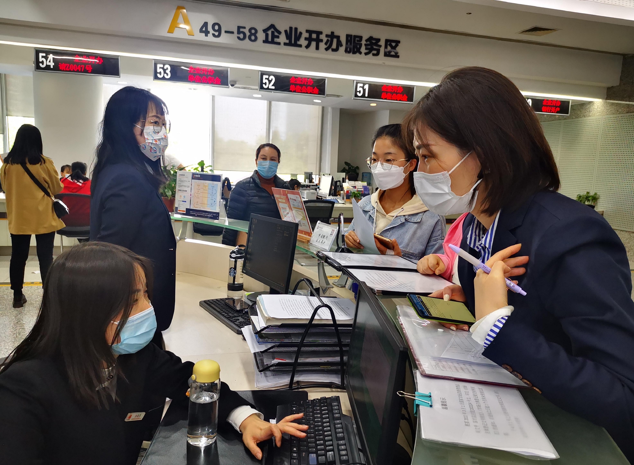 政务大厅咨询服务台工作人员孙明月在解答企业的问题.徐文智/摄