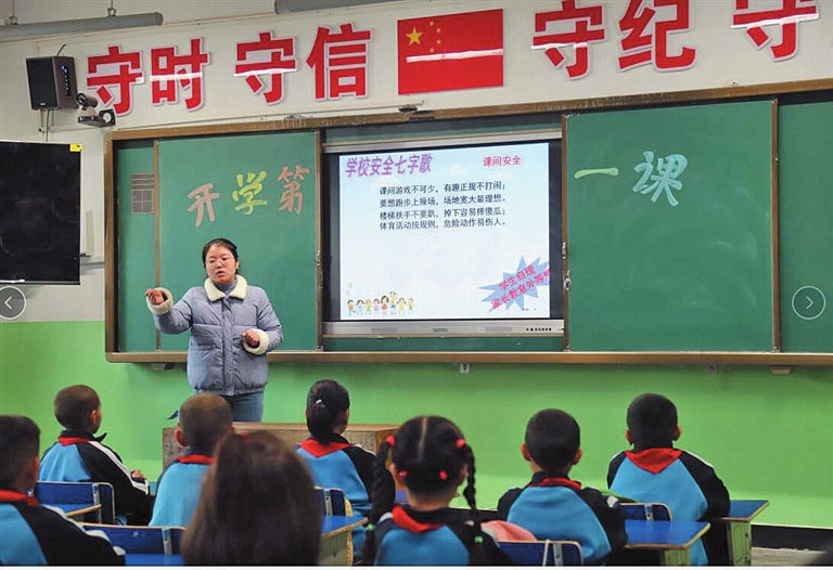 三师四十四团小学老师在给学生讲解校园安全知识（资料图片）。冯步婷 摄