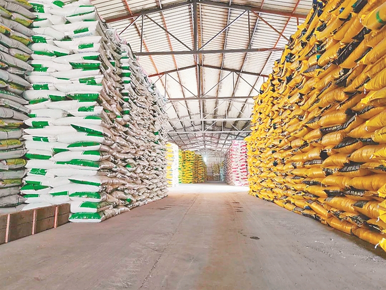 农资公司库房中存放的化肥.王文利 黑龙江日报全媒体记者 刘柏森摄