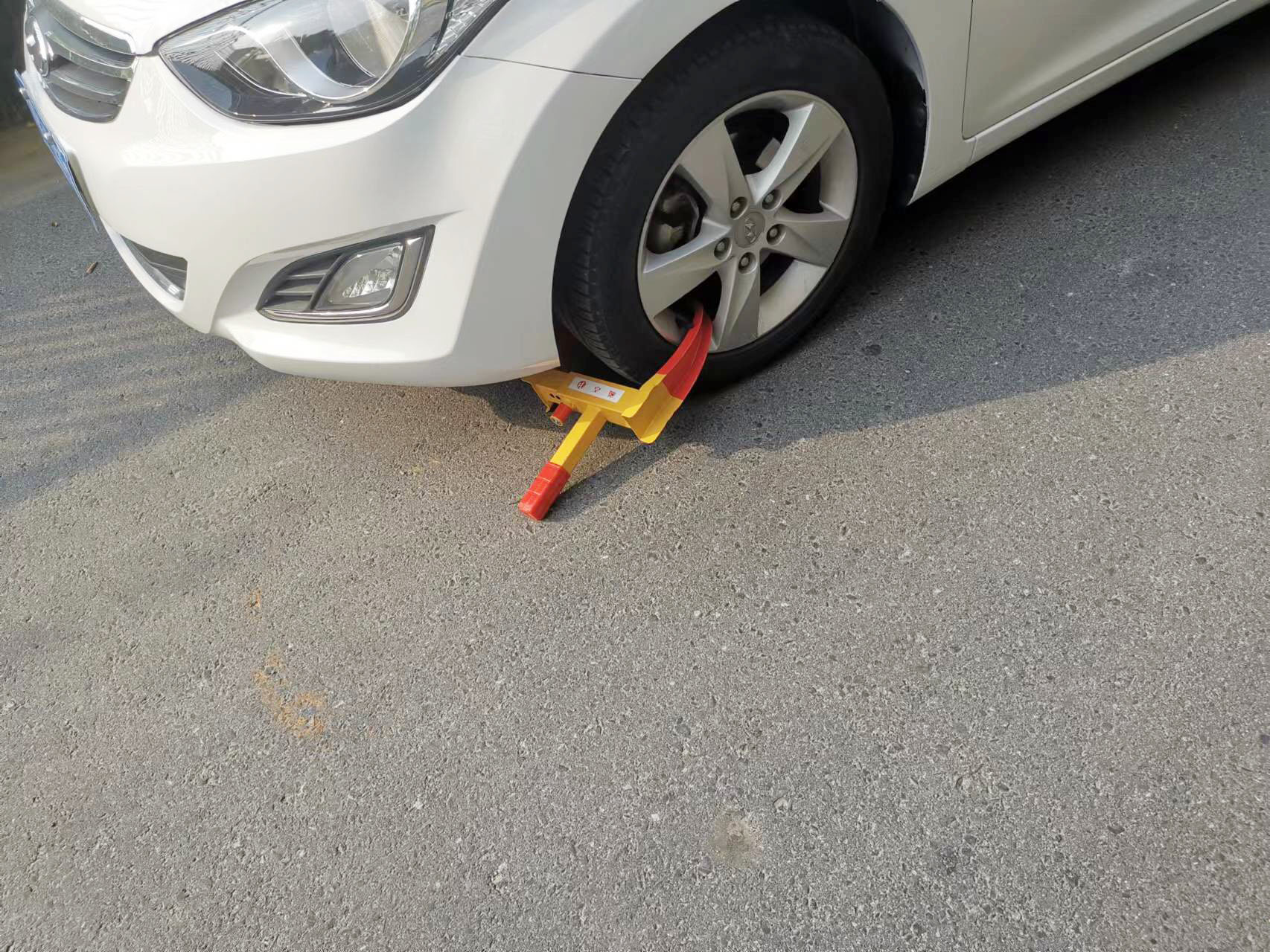 一辆车车轮被锁住
