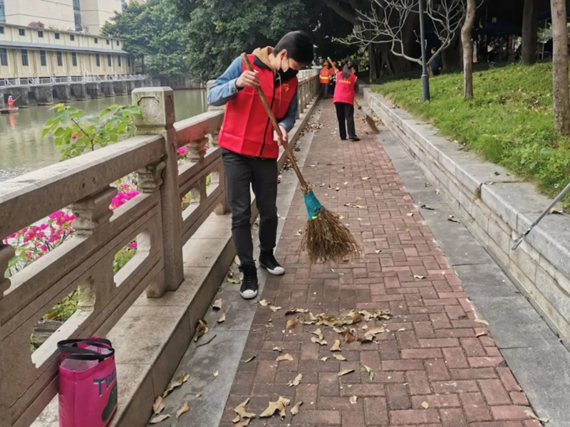 辖区公园内,志愿者们联合民间河长,环卫保洁人员沿着河岸打扫落叶杂草