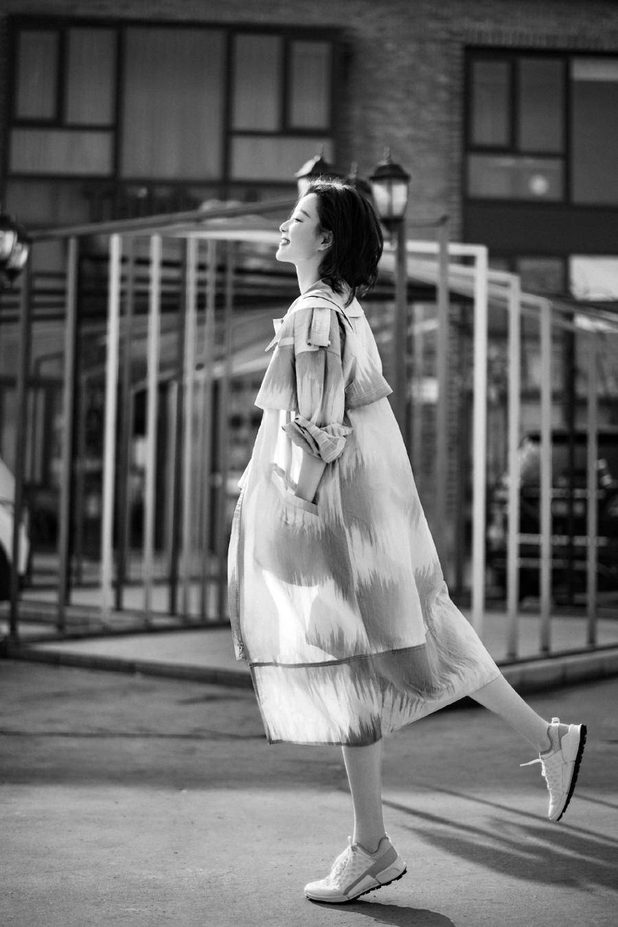 倪妮时尚街拍笑容更灿烂