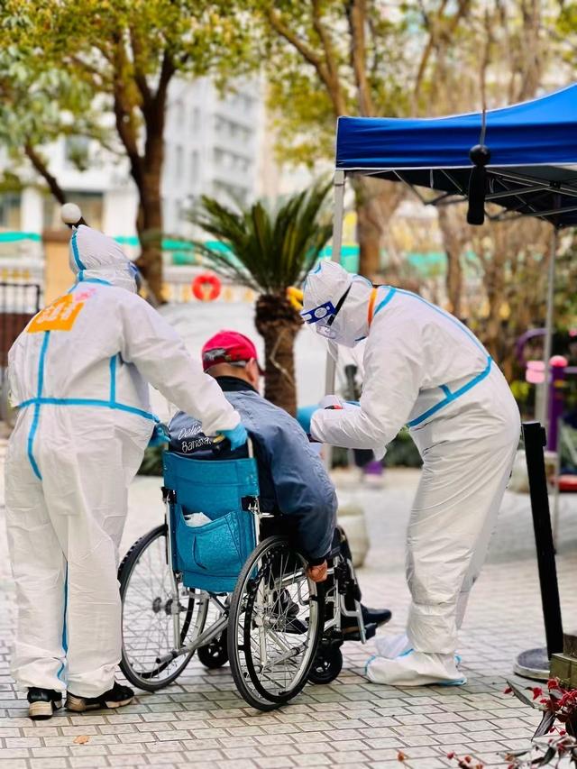 每一张照片都诉说着满满的感动他们用镜头记录社区抗疫难忘瞬间