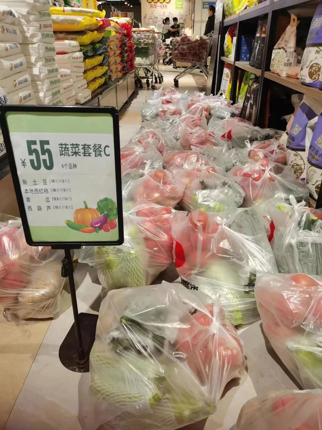 4月20日,邢台市主城区家乐园超市工作人员打包当天需要配送的"标准