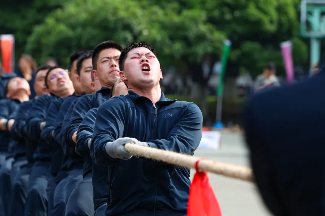 力拔千钧!军事体育运动会拔河比赛现场直击