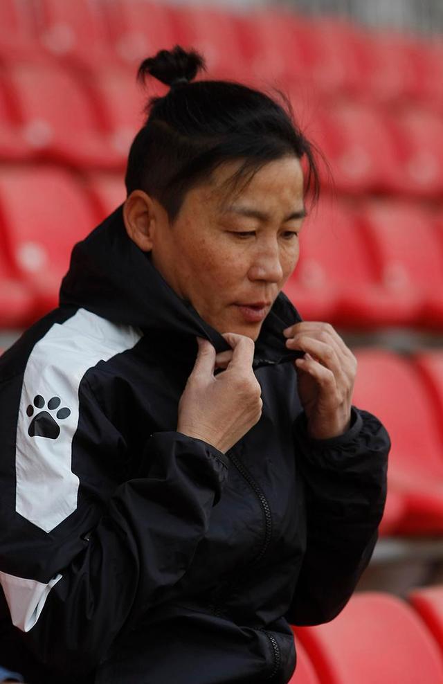 北京女足u18梯队主教练刘英接受新京报记者专访. 新京报记者 殷楠 摄