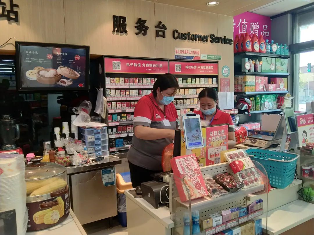 4月20日,邢台市主城区福美多超市工作人员对照居民的线上订单,仔细