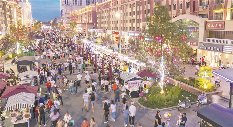 图①八师石河子市幸福路步行街夜市人来人往(资料图片).王梓林 摄